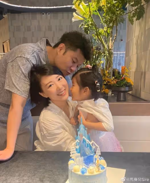 TVB前小花宣布要告別全職媽媽!慶祝女兒生日老公罕見同框!
