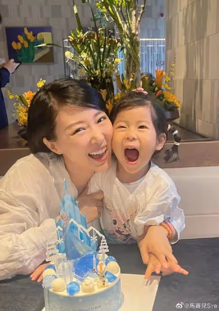 TVB前小花宣布要告別全職媽媽!慶祝女兒生日老公罕見同框!