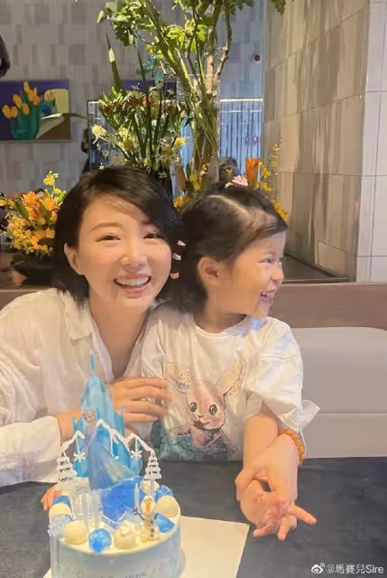 TVB前小花宣布要告別全職媽媽!慶祝女兒生日老公罕見同框!