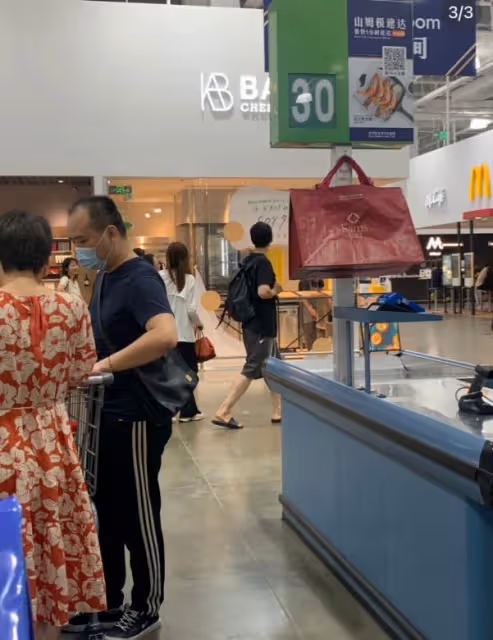 戀情曝光?29歲TVB花旦被拍與男藝人深圳逛超市!男方大讚她努力用功