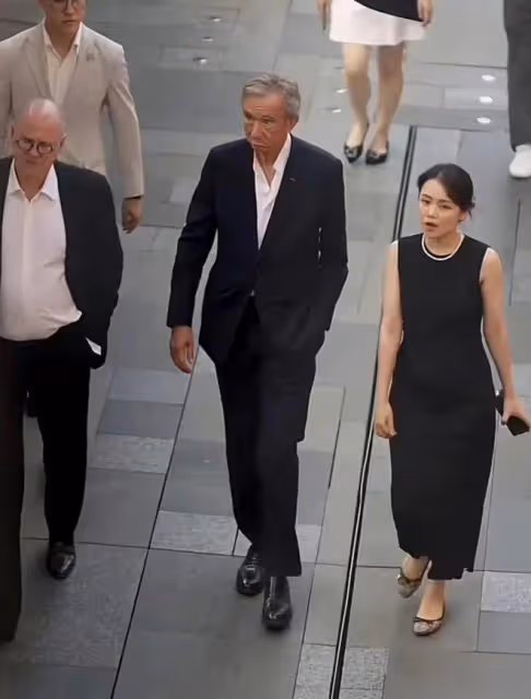 LV總裁成都太古里巡店,太古里總經理火了,穿平底鞋卻光芒四射