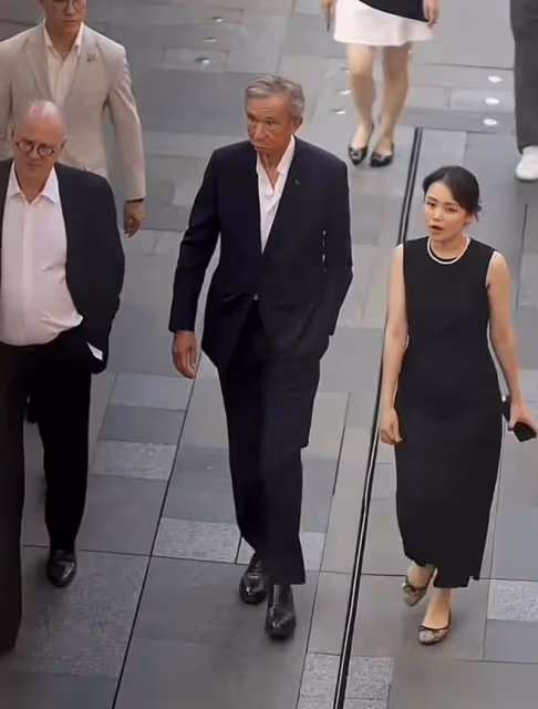LV總裁成都太古里巡店,太古里總經理火了,穿平底鞋卻光芒四射