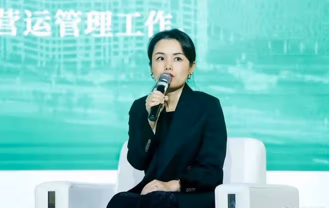 LV總裁成都太古里巡店,太古里總經理火了,穿平底鞋卻光芒四射