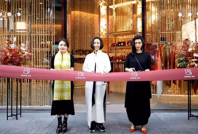 LV總裁成都太古里巡店,太古里總經理火了,穿平底鞋卻光芒四射