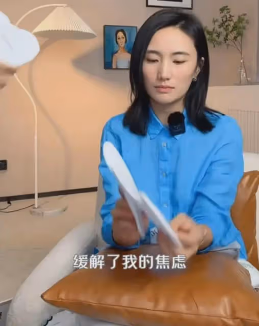 大明星李亞鵬尷尬了,直播帶貨被老婆超越,回家只能吃素菜很不滿
