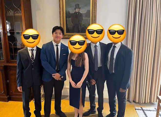 譚耀文兒子到英國學習交流!16歲學霸愛子太像爸,穿西裝很有型