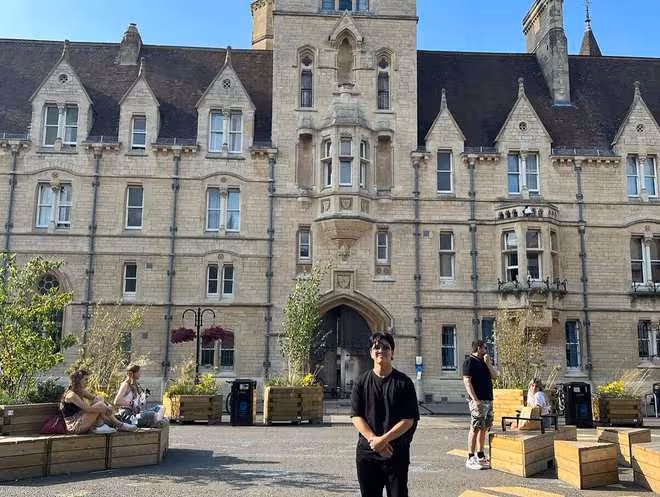 譚耀文兒子到英國學習交流!16歲學霸愛子太像爸,穿西裝很有型