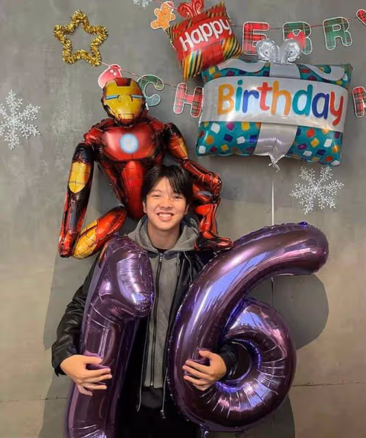 譚耀文兒子到英國學習交流!16歲學霸愛子太像爸,穿西裝很有型