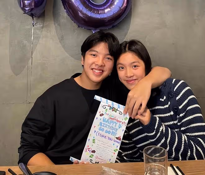 譚耀文兒子到英國學習交流!16歲學霸愛子太像爸,穿西裝很有型