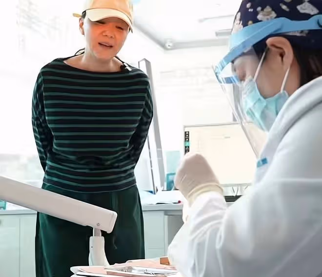 高鑫女兒結束中考!急忙入院摘牙套慶祝,媽媽稱醜小鴨要變美天鵝
