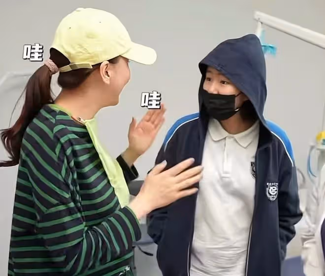 高鑫女兒結束中考!急忙入院摘牙套慶祝,媽媽稱醜小鴨要變美天鵝