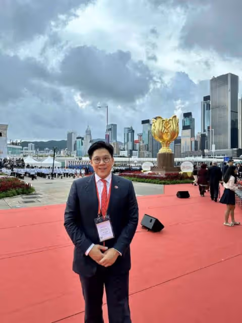霍震霆獲最高榮譽勳章,攜兒子領獎很帥氣,施伯雄爺爺獲同一殊榮