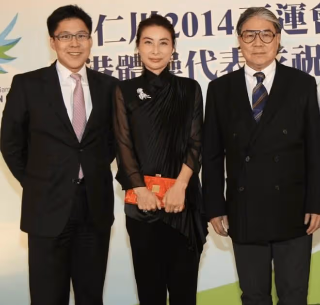 霍震霆獲最高榮譽勳章,攜兒子領獎很帥氣,施伯雄爺爺獲同一殊榮