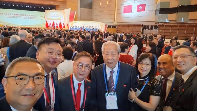 霍震霆獲最高榮譽勳章,攜兒子領獎很帥氣,施伯雄爺爺獲同一殊榮
