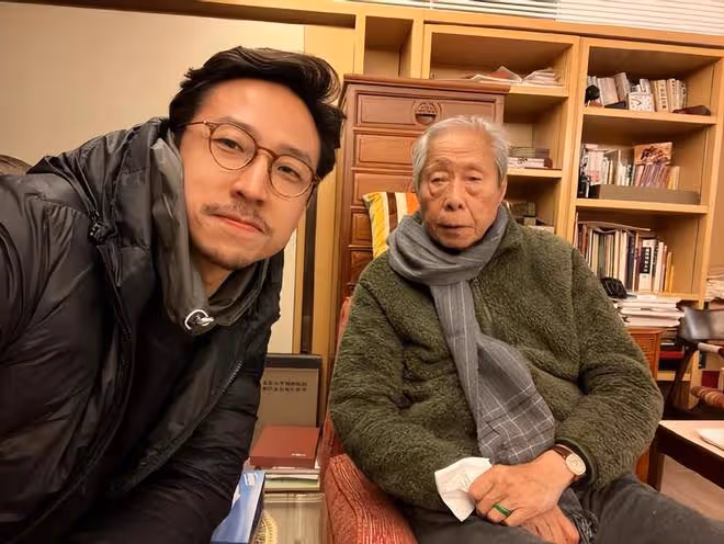 霍震霆獲最高榮譽勳章,攜兒子領獎很帥氣,施伯雄爺爺獲同一殊榮