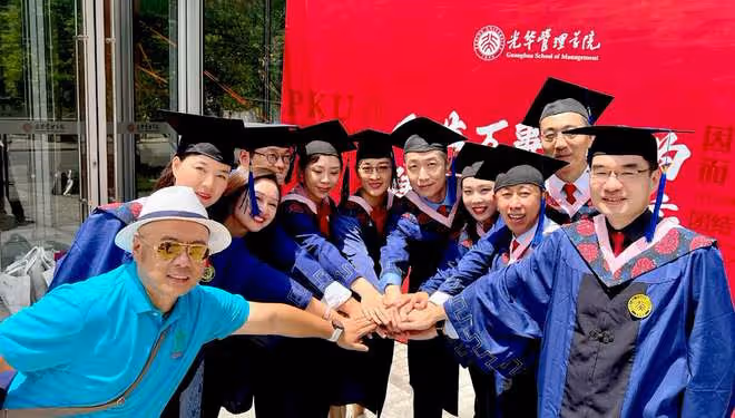 51歲知名港星北大碩士畢業,親赴北京出席典禮,拋四方帽開心慶祝
