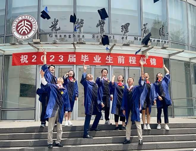 51歲知名港星北大碩士畢業,親赴北京出席典禮,拋四方帽開心慶祝