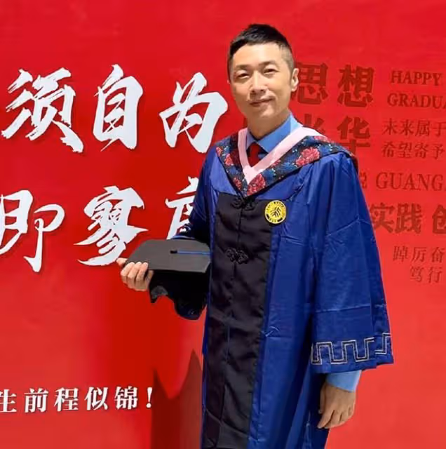 51歲知名港星北大碩士畢業,親赴北京出席典禮,拋四方帽開心慶祝