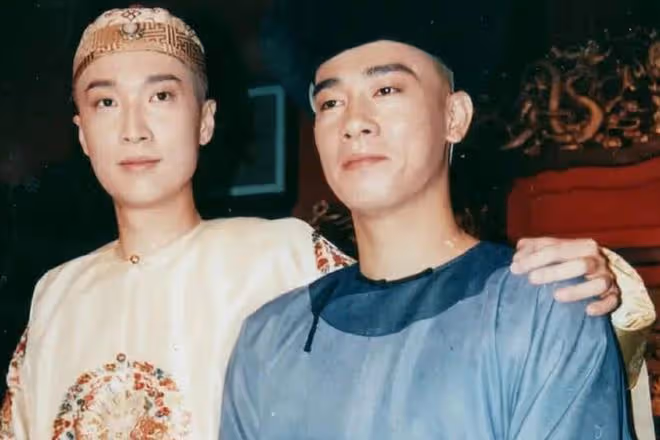 51歲知名港星北大碩士畢業,親赴北京出席典禮,拋四方帽開心慶祝