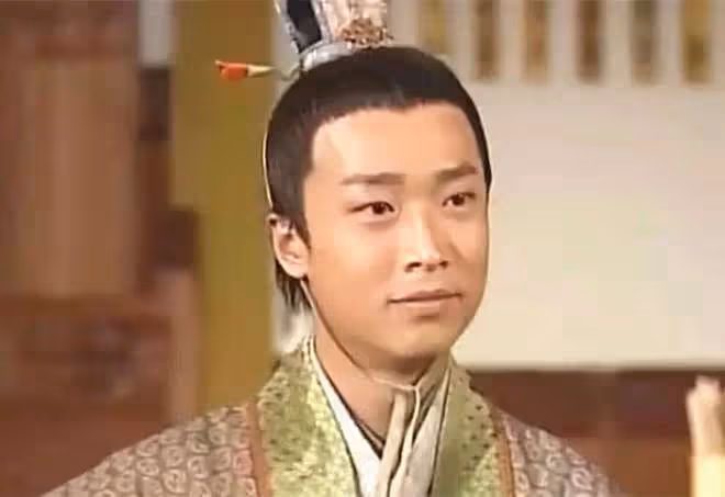 51歲知名港星北大碩士畢業,親赴北京出席典禮,拋四方帽開心慶祝