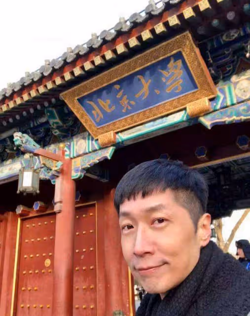 51歲知名港星北大碩士畢業,親赴北京出席典禮,拋四方帽開心慶祝