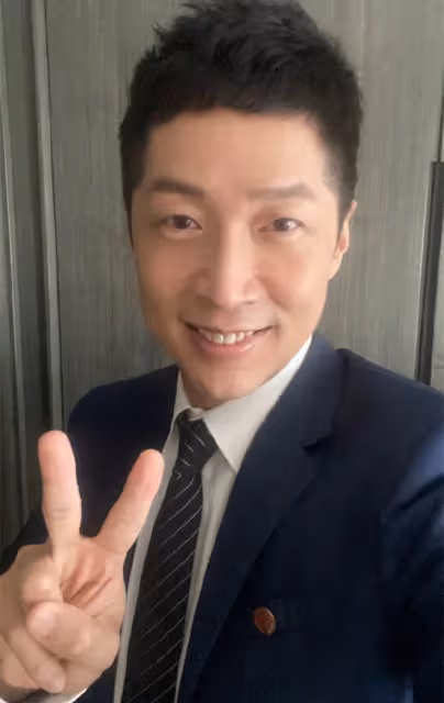 51歲知名港星北大碩士畢業,親赴北京出席典禮,拋四方帽開心慶祝