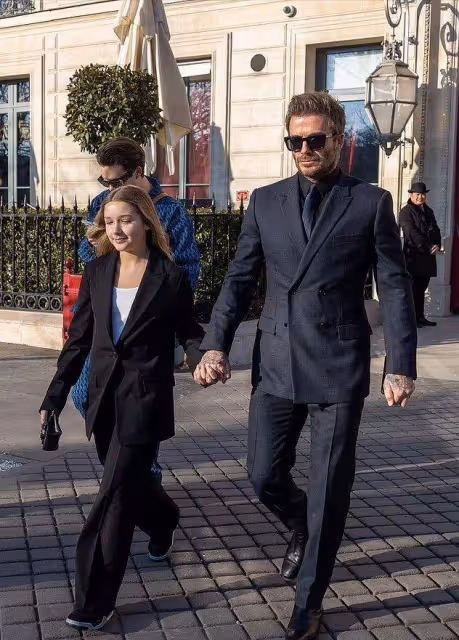 貝克漢姆攜女兒現身時裝周!小七穿著黑色西裝,年齡比他的母親不像他的父母