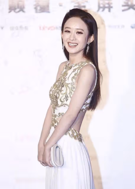 趙麗穎的身材可真嬌小,穿鏤空裙也看不到贅肉,但臉型還挺圓潤