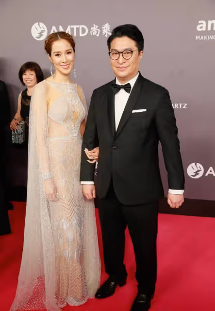 闊太徐子淇的魅力真不小,穿鏤空小白裙曲線優雅,手挽老公很嬌羞