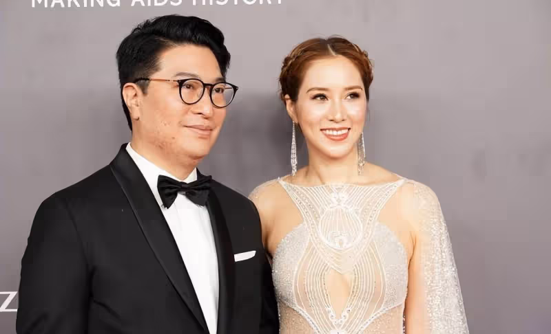 闊太徐子淇的魅力真不小,穿鏤空小白裙曲線優雅,手挽老公很嬌羞