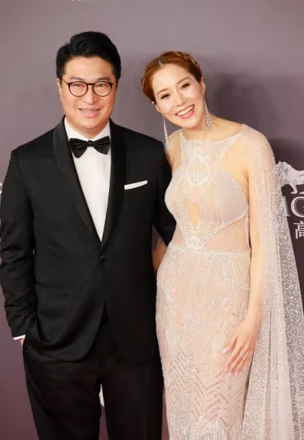 闊太徐子淇的魅力真不小,穿鏤空小白裙曲線優雅,手挽老公很嬌羞