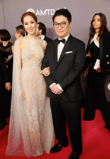 闊太徐子淇的魅力真不小,穿鏤空小白裙曲線優雅,手挽老公很嬌羞