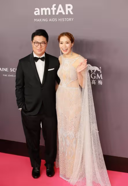 闊太徐子淇的魅力真不小,穿鏤空小白裙曲線優雅,手挽老公很嬌羞