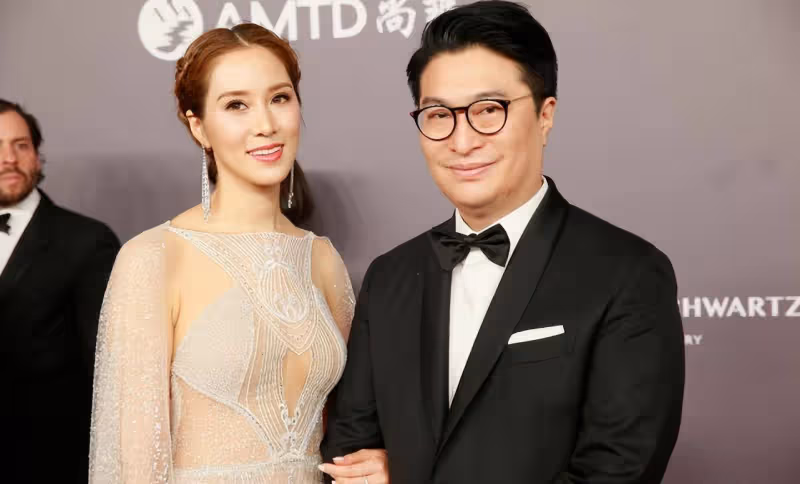 闊太徐子淇的魅力真不小,穿鏤空小白裙曲線優雅,手挽老公很嬌羞