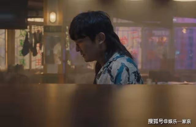 《追光的日子》狼尾頭花襯衫,焊死在身上的混混氣場,是郝楠的悲哀