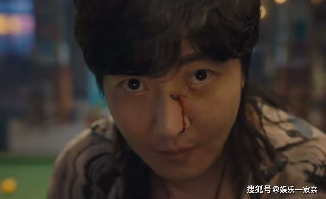 《追光的日子》狼尾頭花襯衫,焊死在身上的混混氣場,是郝楠的悲哀