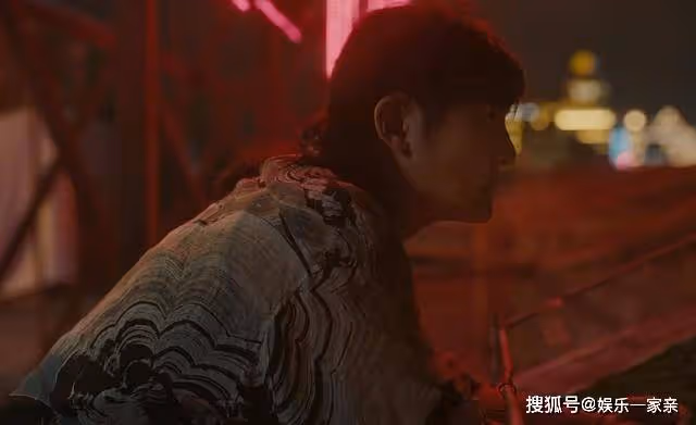 《追光的日子》狼尾頭花襯衫,焊死在身上的混混氣場,是郝楠的悲哀