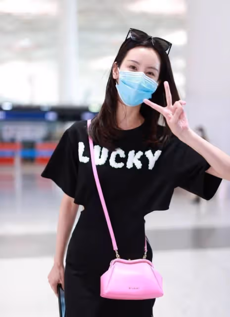 陳都靈的腰太不真實了,穿超小碼鏤空裙都寬鬆,好似一把能握住