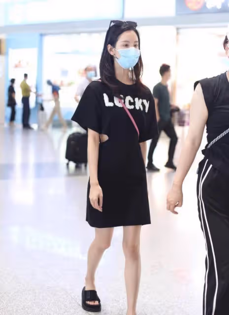 陳都靈的腰太不真實了,穿超小碼鏤空裙都寬鬆,好似一把能握住