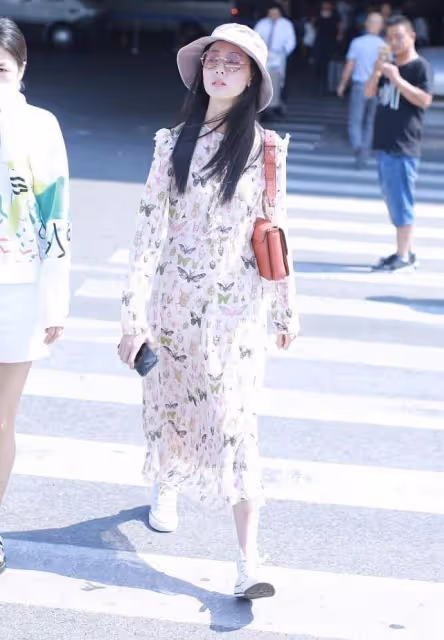 陳都靈的腰太不真實了,穿超小碼鏤空裙都寬鬆,好似一把能握住