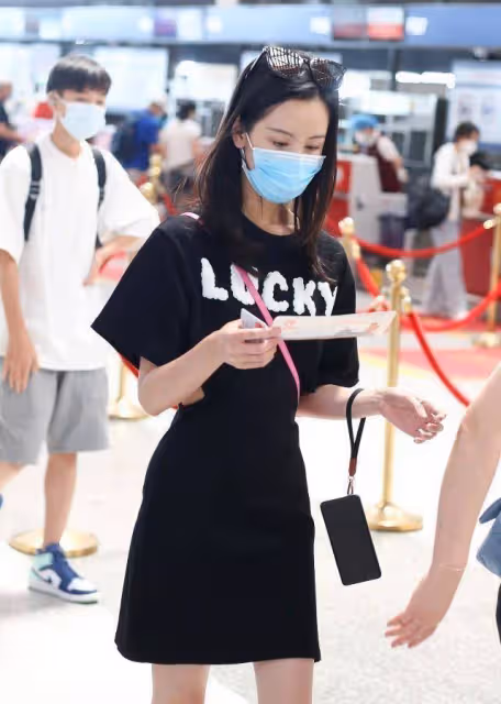 陳都靈的腰太不真實了,穿超小碼鏤空裙都寬鬆,好似一把能握住