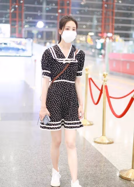 陳都靈的腰太不真實了,穿超小碼鏤空裙都寬鬆,好似一把能握住