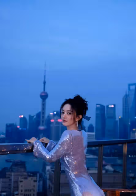 趙麗穎在外灘穿紫色鏤空裙展現優雅摩登風範,美腿纖細迷人