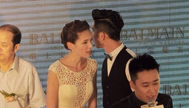 許瑋寧和小四歲男星貼耳交談,穿一襲白色鏤空無袖裙,氣質好優雅