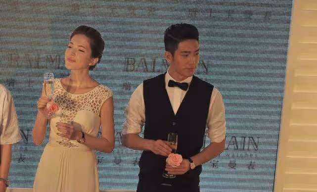 許瑋寧和小四歲男星貼耳交談,穿一襲白色鏤空無袖裙,氣質好優雅