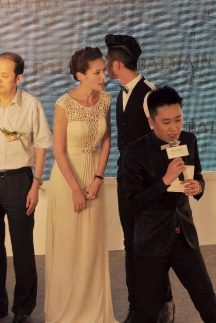 許瑋寧和小四歲男星貼耳交談,穿一襲白色鏤空無袖裙,氣質好優雅