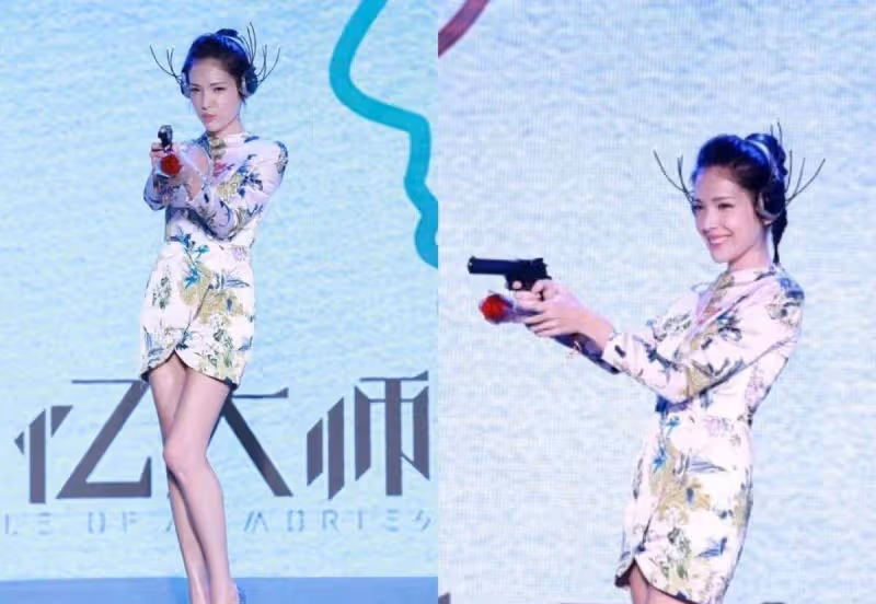 許瑋寧和小四歲男星貼耳交談,穿一襲白色鏤空無袖裙,氣質好優雅