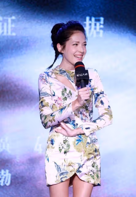 許瑋寧和小四歲男星貼耳交談,穿一襲白色鏤空無袖裙,氣質好優雅