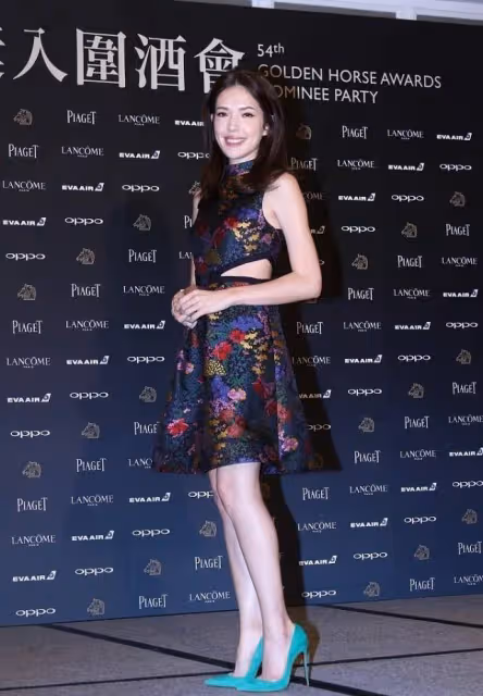 許瑋寧和小四歲男星貼耳交談,穿一襲白色鏤空無袖裙,氣質好優雅