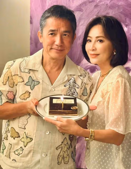 梁朝偉被富婆360度環抱狂親!張嘴瞪眼睛太驚訝,劉嘉玲疑在一旁